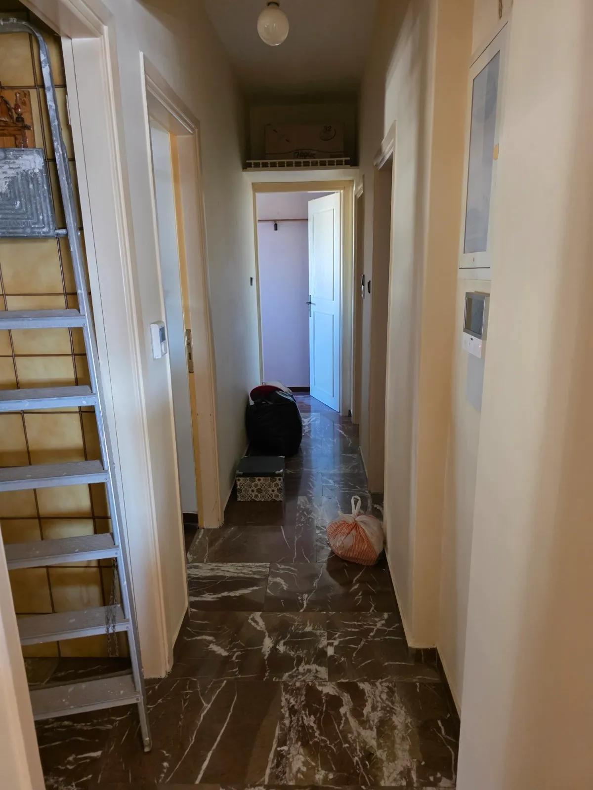 Πριν το άδειασμα διαμερίσματος – διάδρομος γεμάτος κούτες και αντικείμενα προς αποκομιδή
